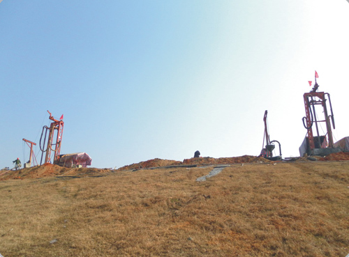 迎風(fēng)飄揚的紅旗（射水造墻機緊張作業(yè)）